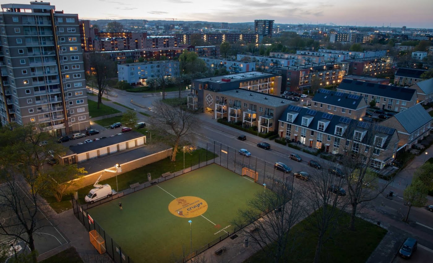 Essenze armatuur bij Cruyff Court in Haarlem-Oost