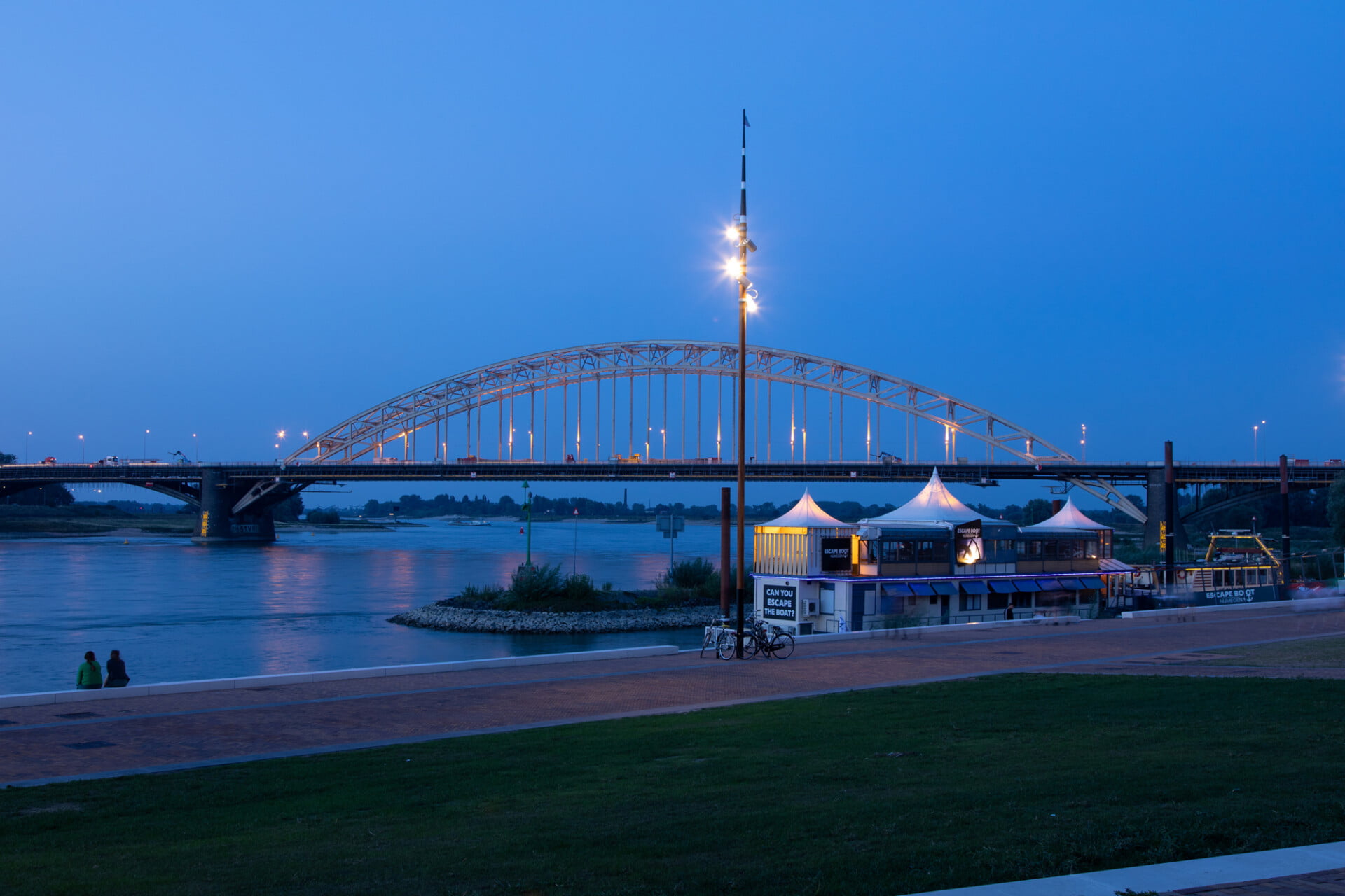 Setga Infinitum Waalkade Nijmegen avond